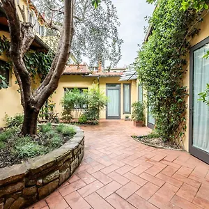 https://cortile-santa-monaca.it-tuscanyhotel.com